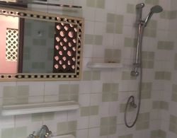 Appartement Behanzin 4 Pieces Vue Piscine Banyo Tipleri