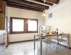 Appealing Apartment in Venice With Sitting Room Yerinde Yemek