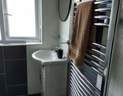 Apple House Wembley - Family Room With Shared Bathroom Banyo Tipleri