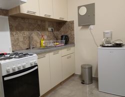 Astrihome - 2 Beautiful Small Apartments on top of Each Other Ideal for 5 Guests İç Mekan