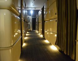 ATSUGI CAPSULEHOTEL – Caters to Men İç Mekan