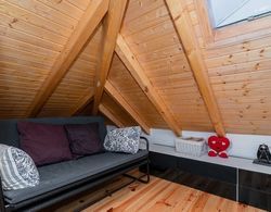 Attic Apartment With Balcony in Bairro Alto Oda Düzeni