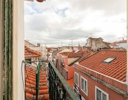 Attic Apartment With Balcony in Bairro Alto Oda Düzeni