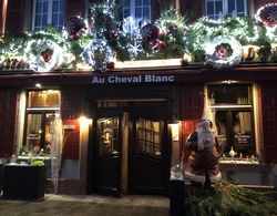 Au Cheval Blanc Hôtel et Restaurant Dış Mekan