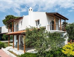 Ayvalık'ta Denize Sıfır Bahçeli Dubleks Villa Oda