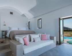 Azar Villas Santorini Senior Suite With Private Pool and Sea View Oda