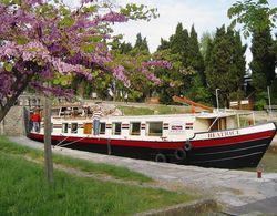 Barge Beatrice cruises on the Canal du Midi Öne Çıkan Resim