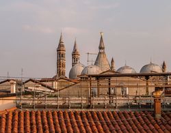 Basilica Sant'Antonio at 100 meters Oda Manzaraları