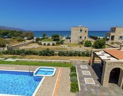 Beachfront Stone Villa With Private Pool, 30m to the Ocean, BBQ & Hydromassage in Kids Pool Konum Öne Çıkanlar