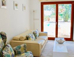 Beautiful 2 Bedroom Villa Proteus HG29 with private pool and pretty golf course views, Short walk to resort village square on Aphrodite Hills Oda Düzeni