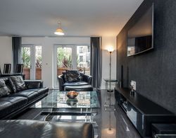 Beautiful 3-bed Apartment in Romford Image Court Oda Düzeni