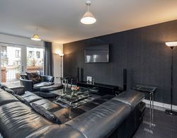 Beautiful 3-bed Apartment in Romford Image Court Oda Düzeni