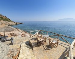 Beautiful 3-bed Sea Front Villa in Agios Nikolaos Dış Mekan