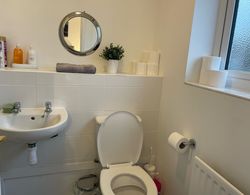 Beautiful 4 Bed Home With Free Parking Banyo Tipleri