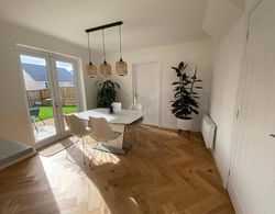 Beautiful 4 Bedroom 3 Beds House in Glasgow Oda Düzeni