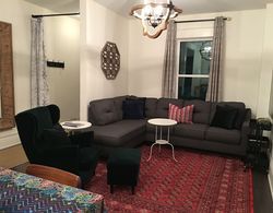 Beautiful 4BR Downtown House, Sleeps 10 Genel