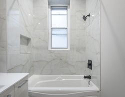 Beautiful 5BR in the HEART of Mile-End Banyo Tipleri