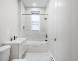 Beautiful 5BR in the HEART of Mile-End Banyo Tipleri