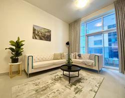 Beautiful and modern 1BR Apartment in Dubai Marina Oda Düzeni