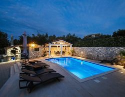 Beautiful Holiday Home in Mali Iž With Private Pool Dış Mekan