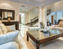 Beautiful Large 4 B/R Villa W/ Pool Jumeirah Island Oda Düzeni