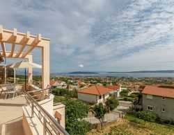 Beautiful Panoramic Views top Floor Apartment, in Between Split and Trogir Konum Öne Çıkanlar