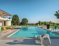 Beautiful Apartment With Pool on an Estate in Tavullia Havuz