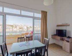 Blue Harbour 4 Seafront apartment by Getaways Malta İç Mekan