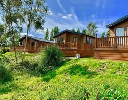 Bluebell is a Stunning Lake Side Lodge Sleeps 4 Close to Ryde Dış Mekan