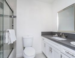 Brand NEW Luxury Modern 3bdr Townhome In Silver Lake Banyo Tipleri