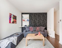 Bright and Stylish Apartment in Trendy Islington by Underthedoormat Oda Düzeni