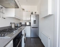 Bright two Bedroom Flat in Fashionable Fulham by Underthedoormat Mutfak