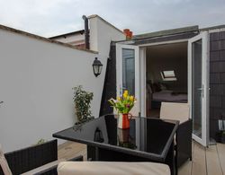 Bright2 Bedroom Apartment With Roof Terrace in Wimbledon Oda Düzeni