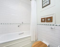 Brunswick Gardens - Cosy Apartment in a Cherry Tree Lined Street- Notting Hill Banyo Tipleri
