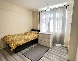 Budget 5-bed Apartment in Barking İç Mekan