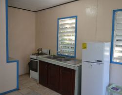 Budget Cheerful Entire Private Belizean One Bedroomed Home İç Mekan