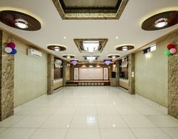 Capital O 41054 Hotel Raj And Restaurant İç Mekan