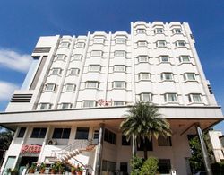 Capital O 61144 Hotel Raj Dış Mekan