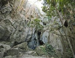 Capricorn Caves Genel