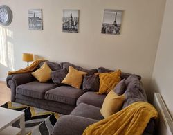 Captivating 2-bed Apartment in Belvedere Oda Düzeni
