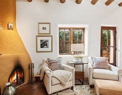 Carmel - Elegant East Side Adobe With Kiva Fireplace, Walk to Canyon Rd and The Plaza Oda Düzeni
