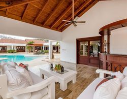 Casa de Campo Villa Luxurious Property up to 12 People With Pool Jacuzzi BBQ Golf Oda