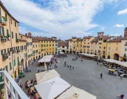 Casa Pitt a Luxury 3 Bedrooms Apartment Offering Private View Over the Amphiteatre Square Inside the Walls of Lucca Oda
