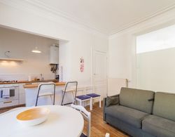 Centrally Located Bright 2 Room Apartment in Trendy st Gilles Self Check in Oda Düzeni