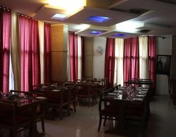 Chandermukhi Resorts Yerinde Yemek