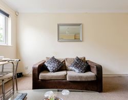 Charming 1-bed Apartment in Luton Oda Düzeni