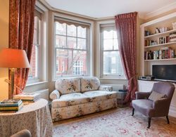 Charming 1 Bedroom Flat in Iconic Chelsea Oda Düzeni
