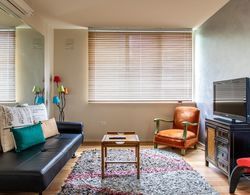 Charming 1 Bedroom Apartment in Vibrant South Yarra Oda Düzeni