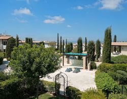 Charming 2 bedroom apartment 'DC11' - with communal pool and resort facilities, Helios Heights village on Aphrodite Hills Resort Dış Mekan