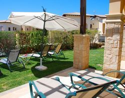 Charming 2 bedroom ground floor apartment 'CB01' - with private garden, communal pool and resort facilities, Theseus Village on Aphrodite Hill Oda Manzaraları